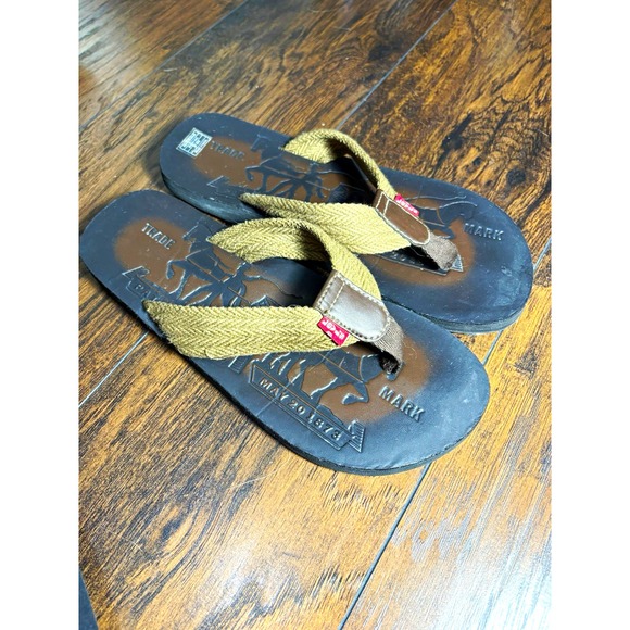 Levi's Other - Levi's Men's Two Horse Casual Flip Flop Sandals Size 10 Brown Khaki Thong